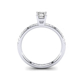 Gabriano Mabel 4 tırnaklı tektaş yüzük; GIA-HRD sertifikalı emerald pırlanta ve beyaz altın montürün yandan görünüşü